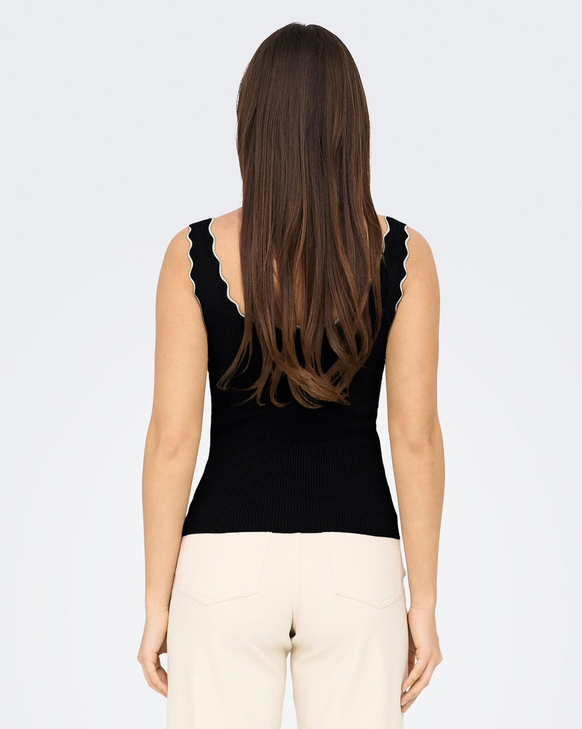 JDY Singlet Nanna S/L Scallop Edge Top Knt - Black/ Cloud Dancer Contrast