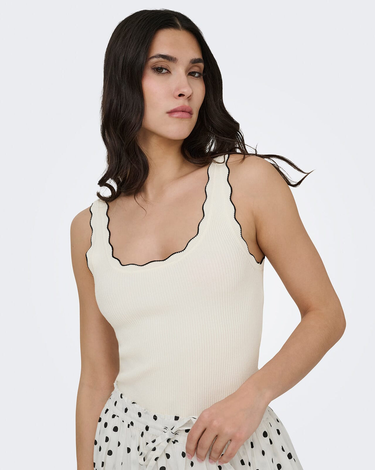 JDY Singlet Nanna S/L Scallop Edge Top Knt - Cloud Dancer/ Black Contrast