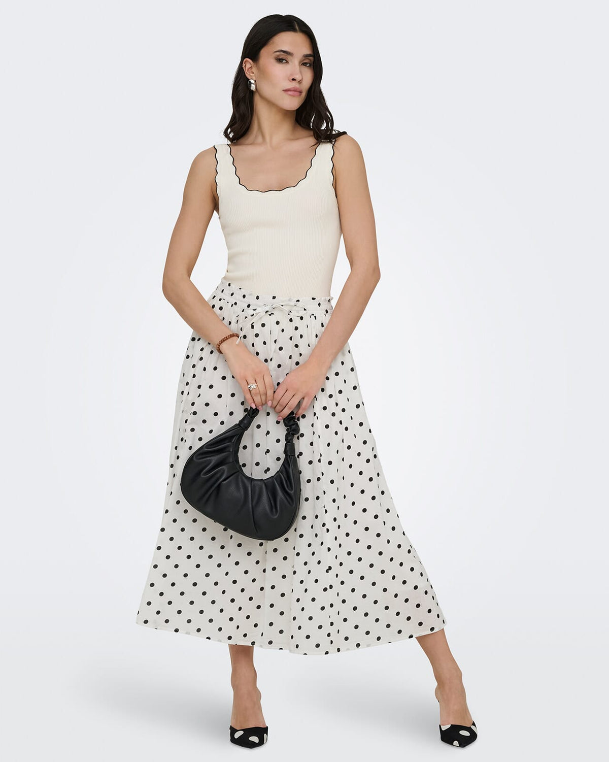 JDY Singlet Nanna S/L Scallop Edge Top Knt - Cloud Dancer/ Black Contrast