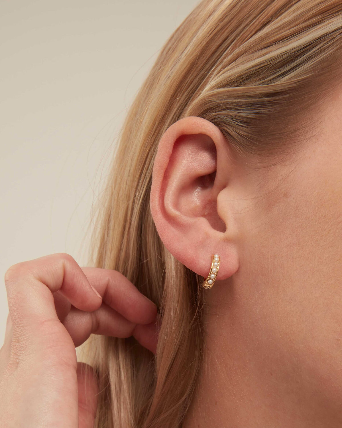 Orelia Øredobber Pearl Huggie Hoop - Gold - gull