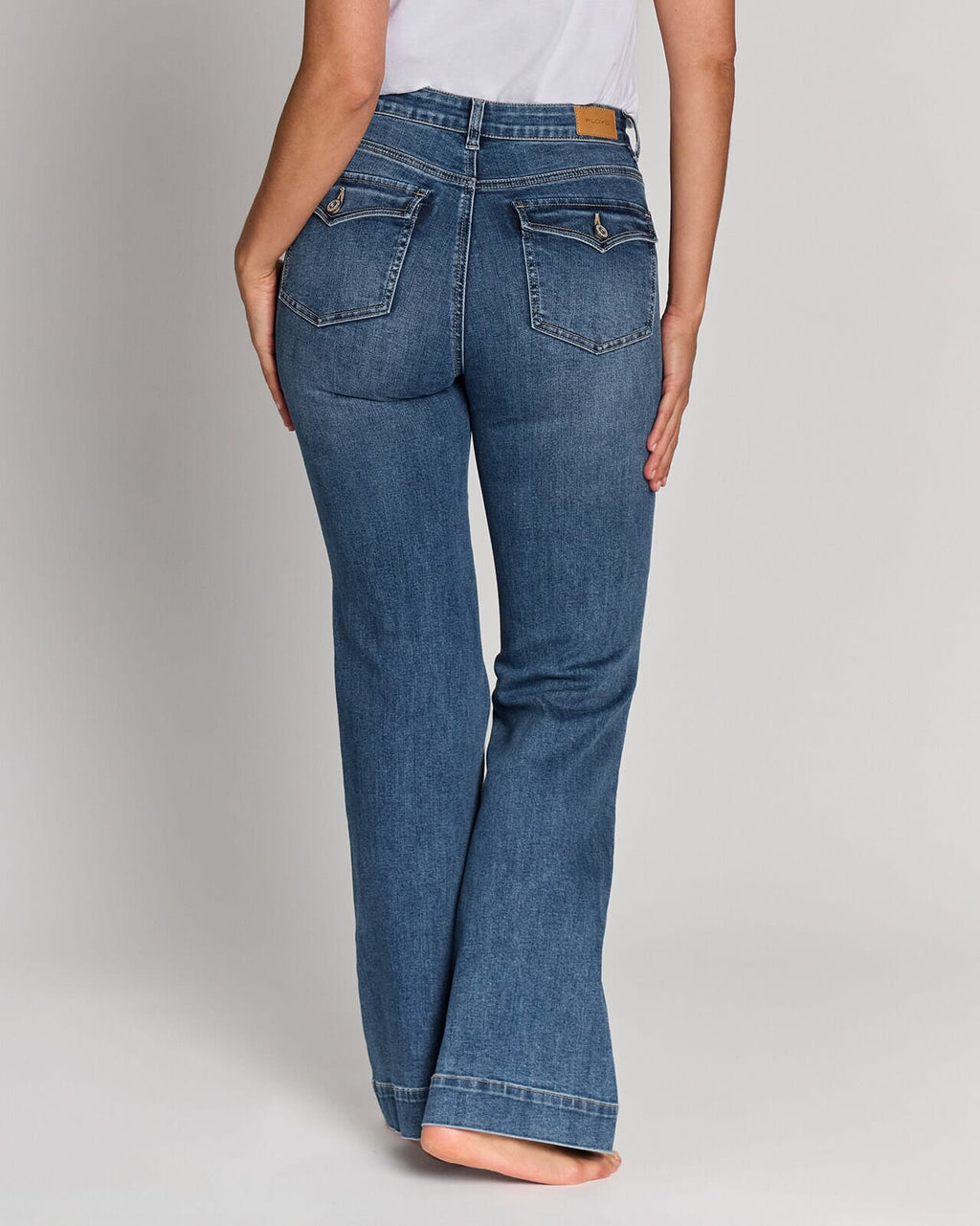 FLOYD Jeans Annika Back Pocket 1016 - Medium J. Blue