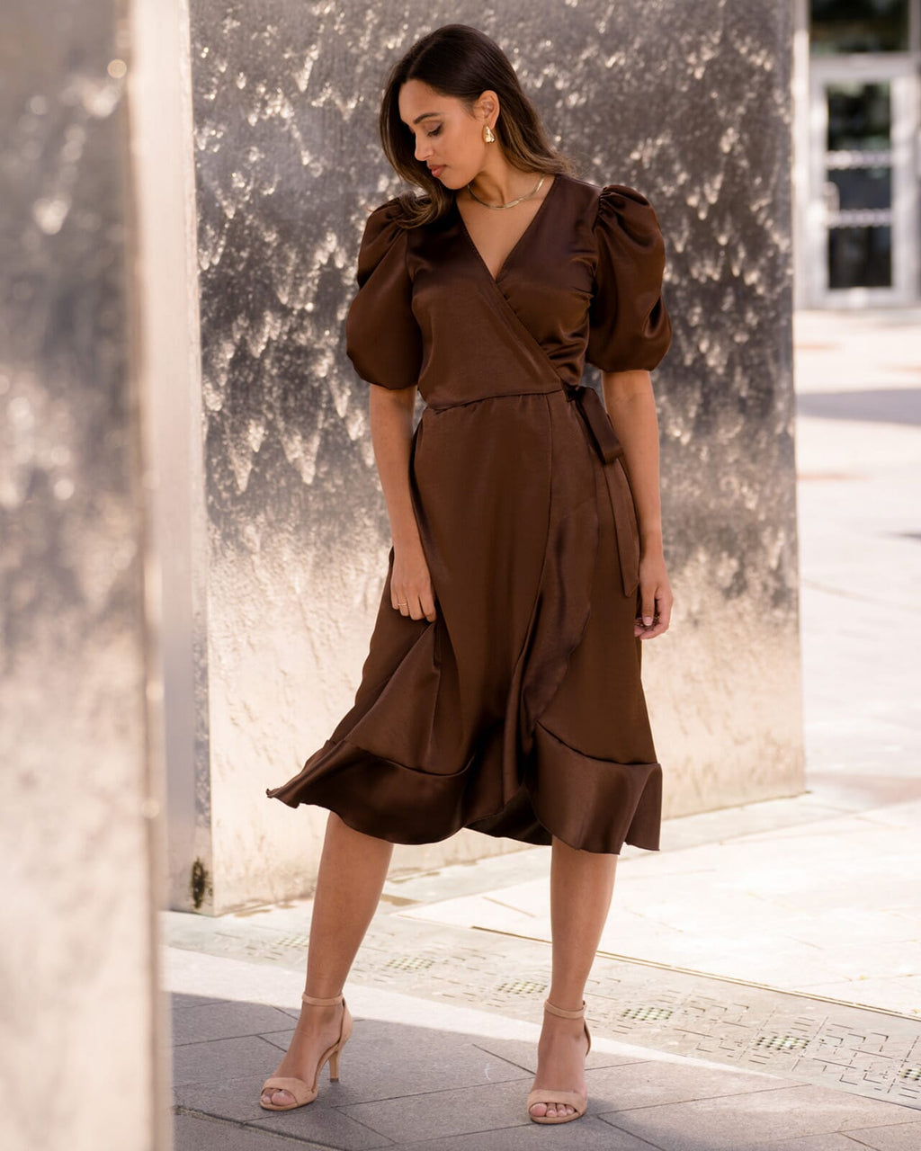 FLOYD Omslagskjole Samari Satin - Dark Brown
