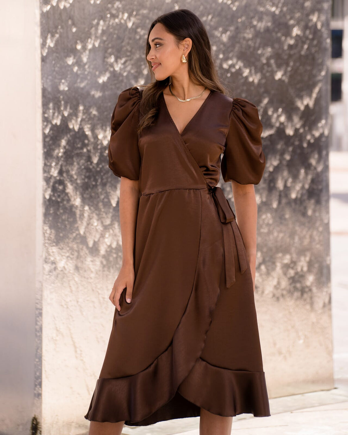 FLOYD Omslagskjole Samari Satin - Dark Brown