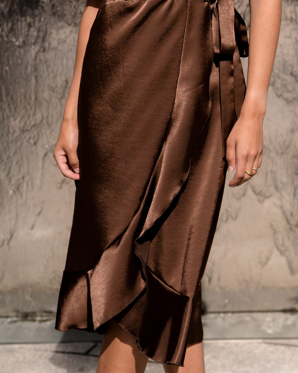 FLOYD Omslagskjole Samari Satin - Dark Brown