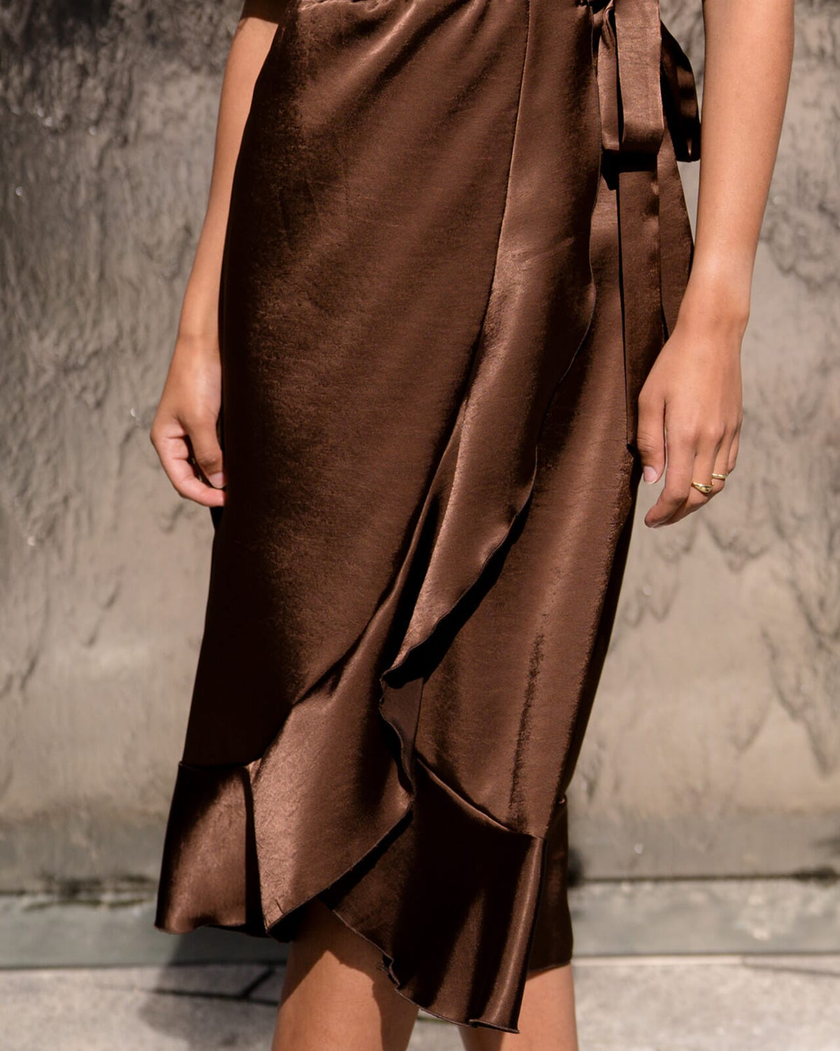 FLOYD Omslagskjole Samari Satin - Dark Brown