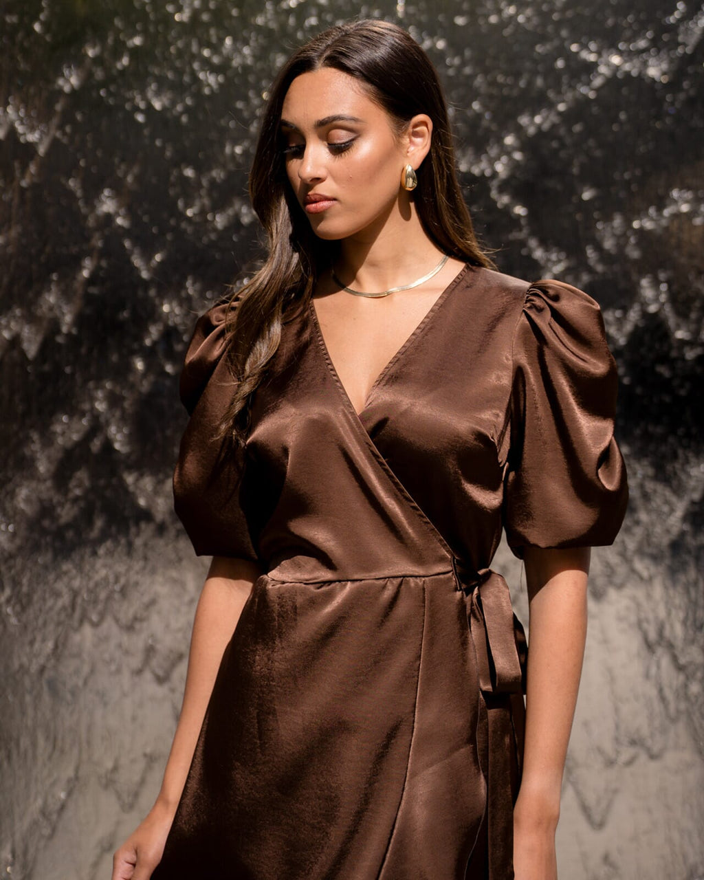 FLOYD Omslagskjole Samari Satin - Dark Brown