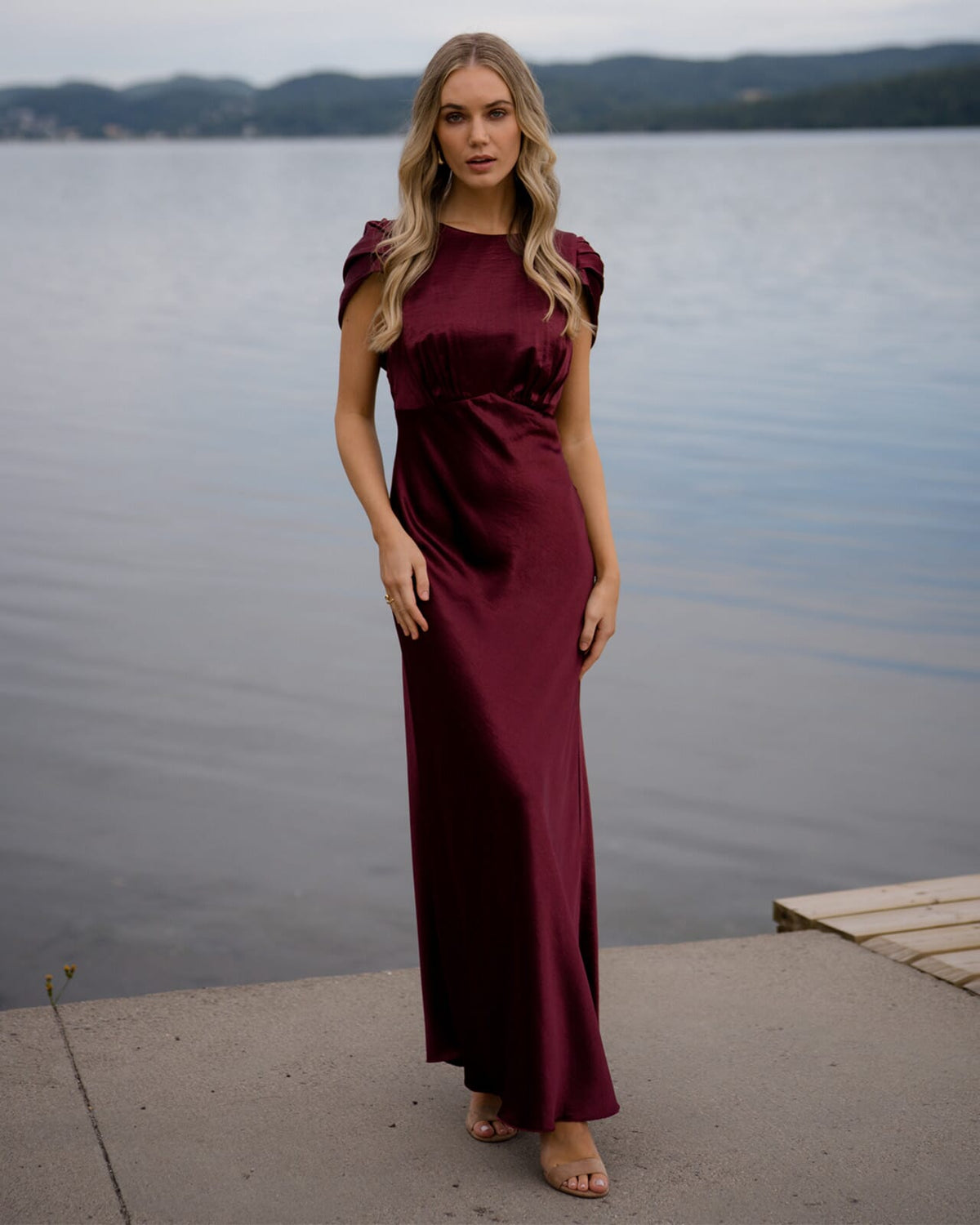 FLOYD Maxikjole Amaris Heavy Satin - Deep Cherry