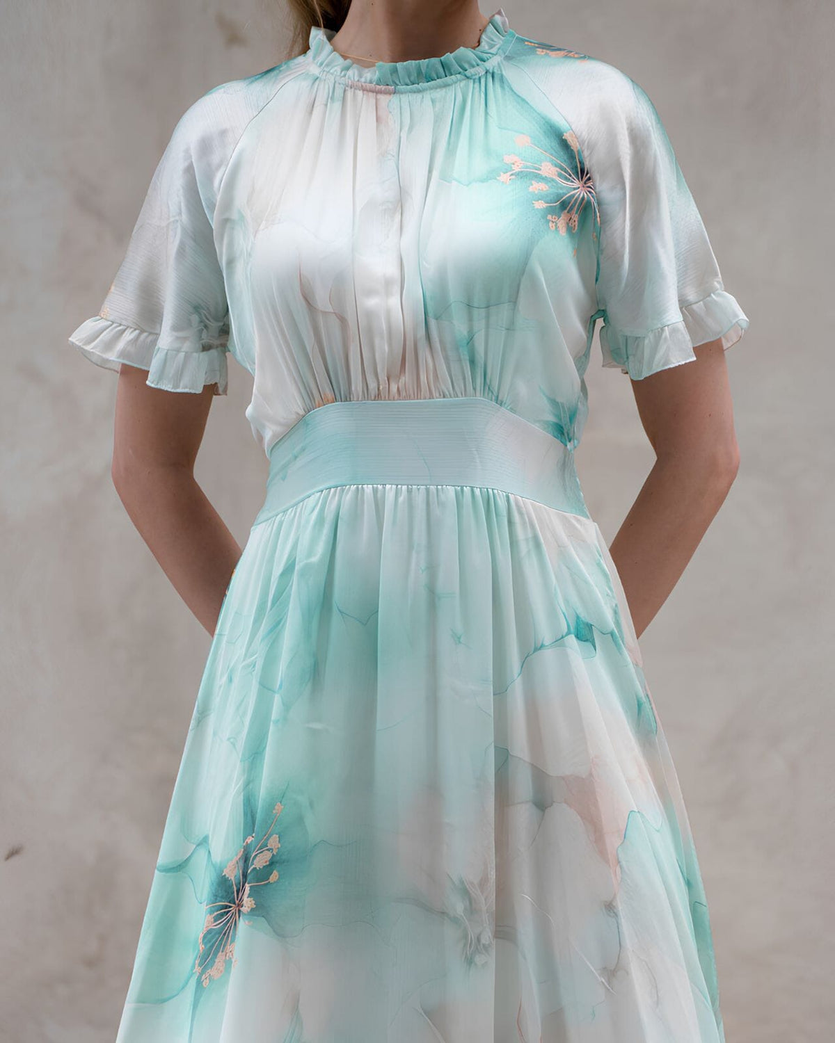 FLOYD Maxikjole Liane Satin Blom - Island Green