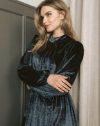 FLOYD Kjole Aliba Shiny Velvet - Steel Blue
