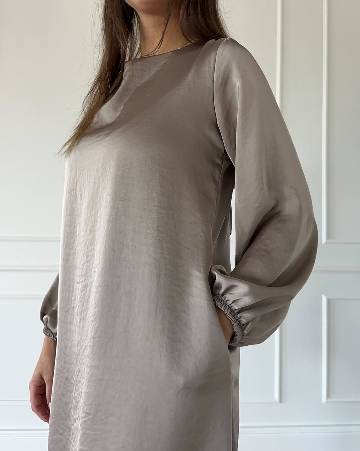 FLOYD Kjole Jennifer Uni Satin - Light Taupe