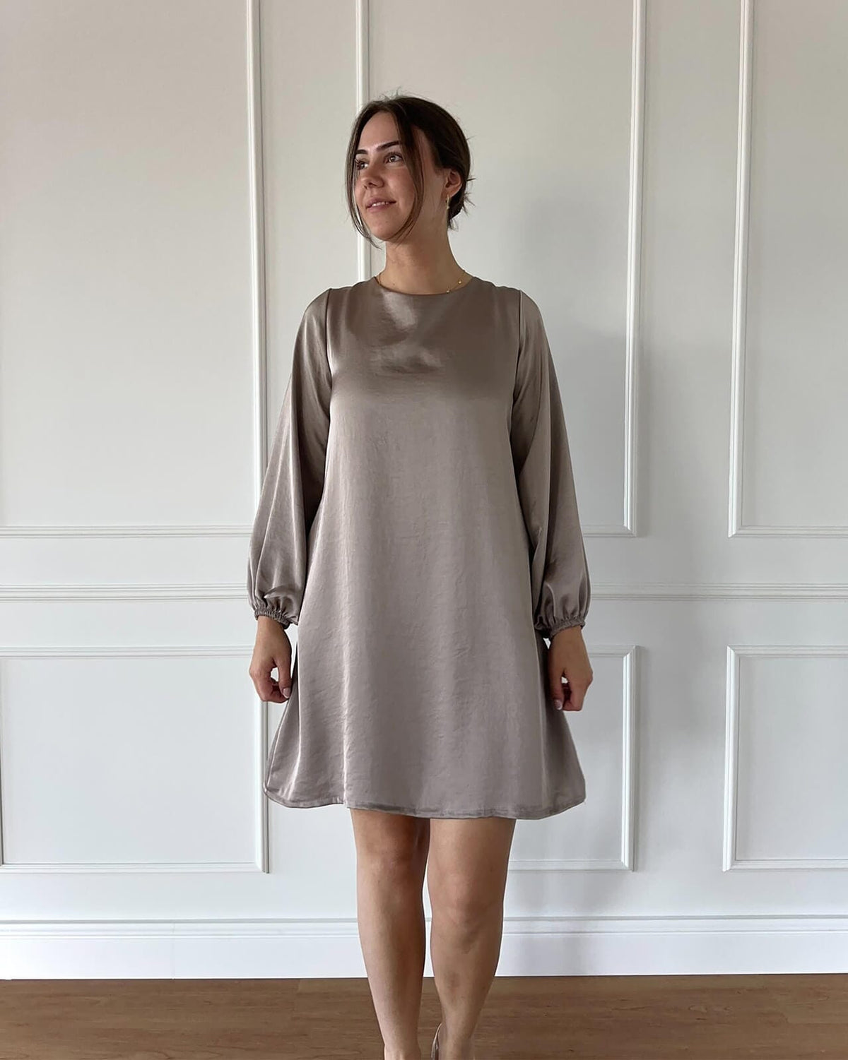 FLOYD Kjole Jennifer Uni Satin - Light Taupe
