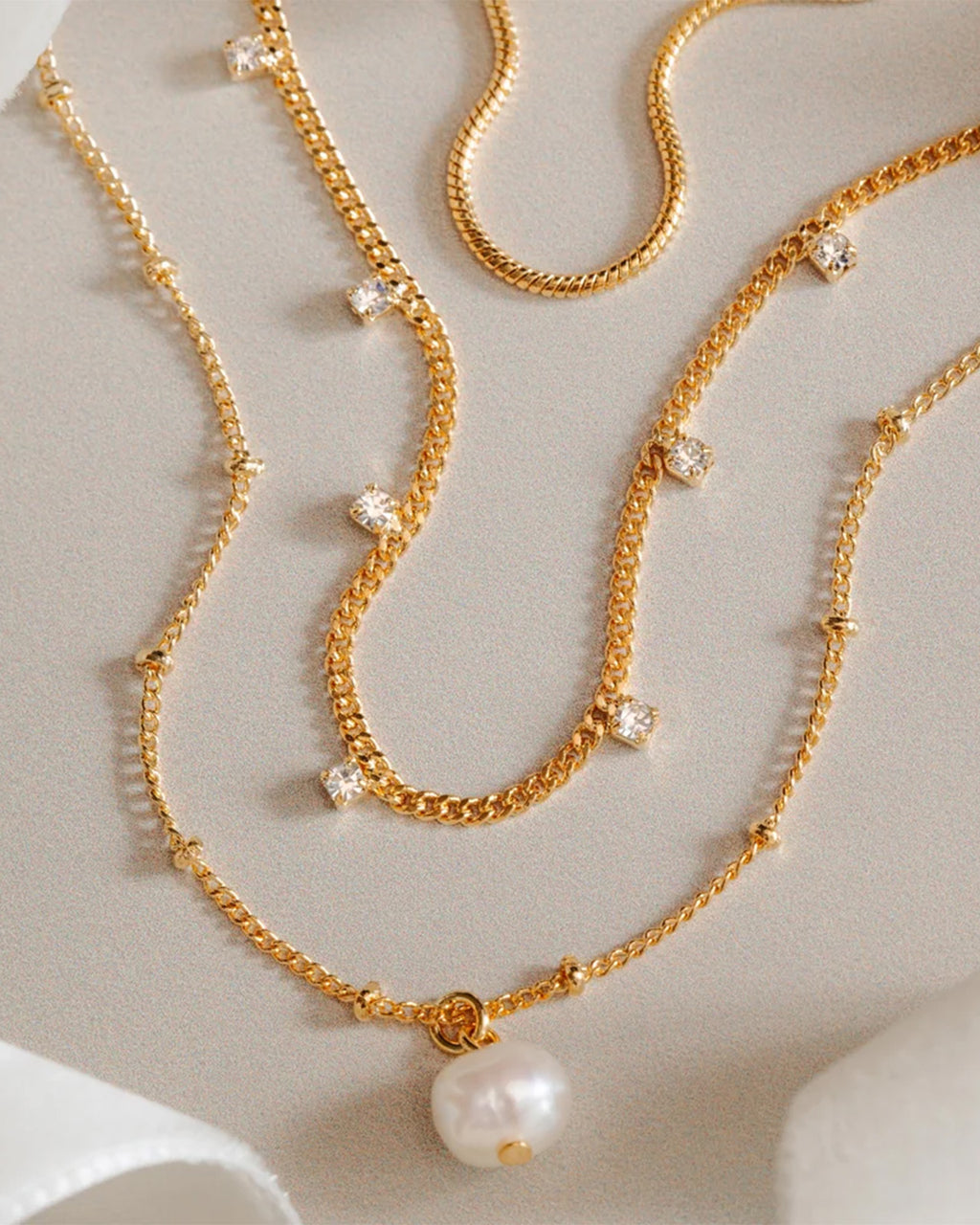 ORELIA Kjede Pearl Drop & Multi Crystal 3-row - Pale Gold