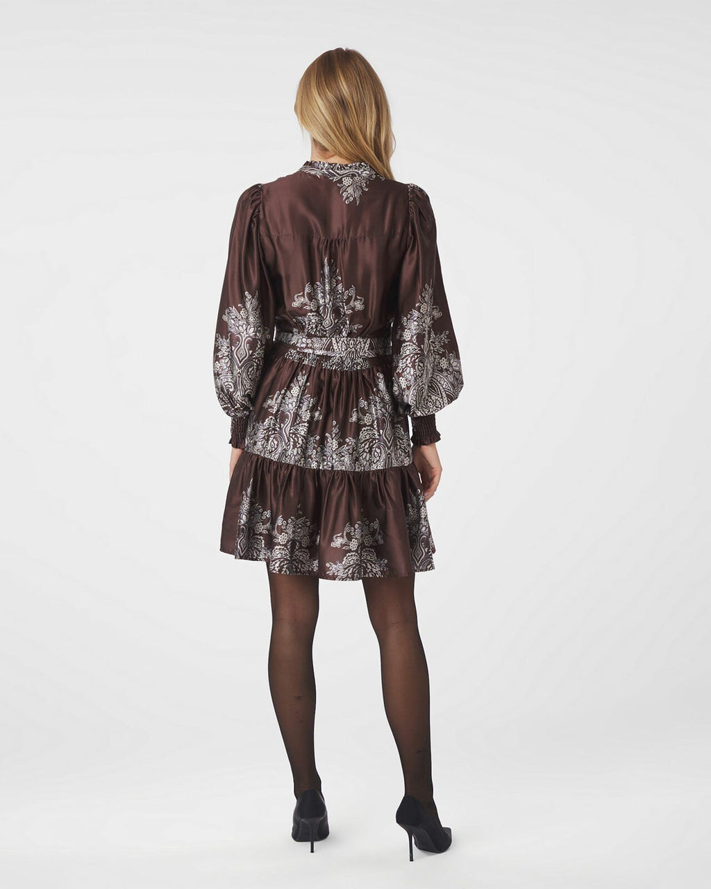 NEO NOIR Kjole Malfida Satin Paisley - Dark Brown