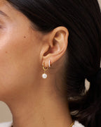ORELIA Øreringer Pearl Drop Huggie Hoop Earrings - Gold