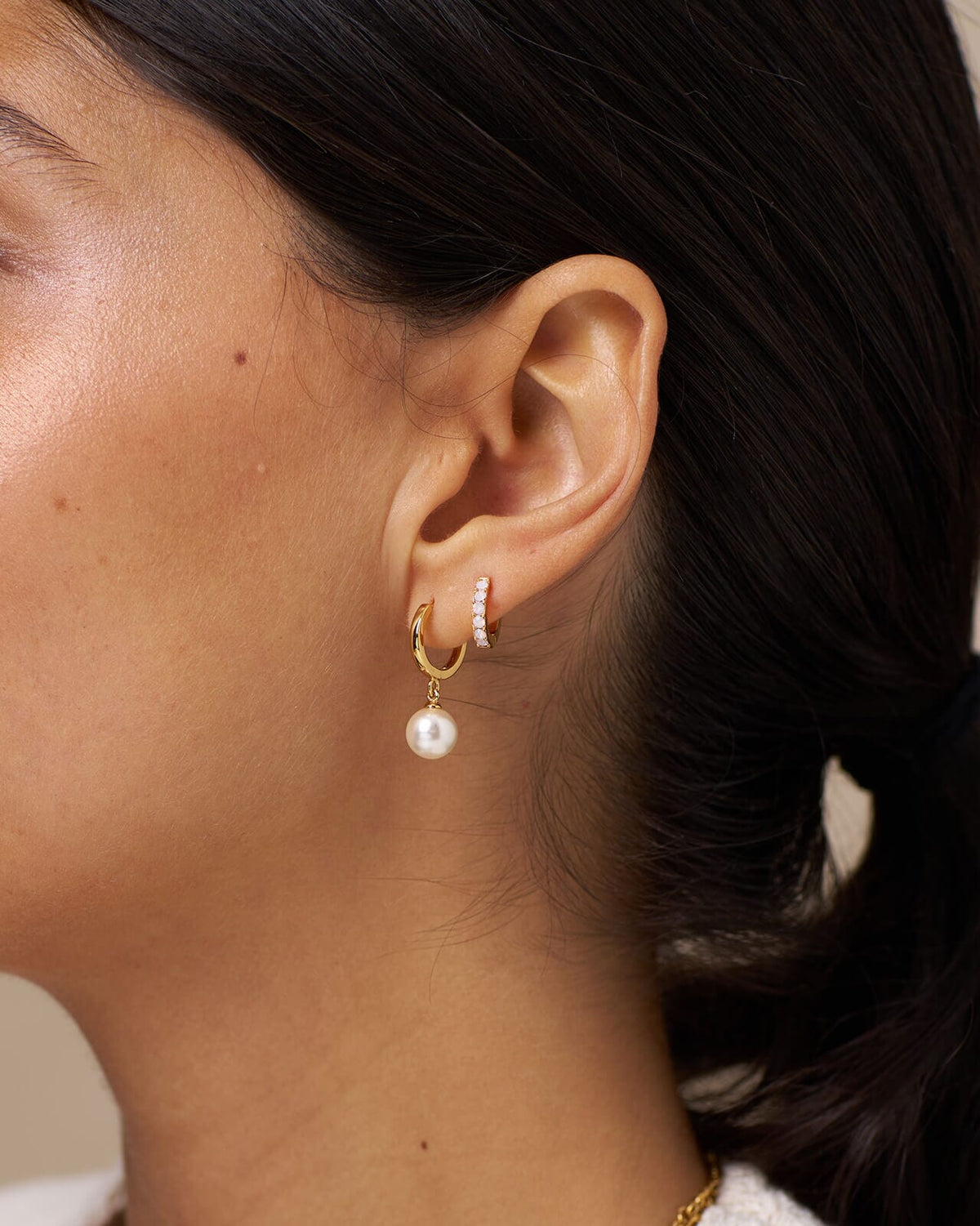 ORELIA Øreringer Pearl Drop Huggie Hoop Earrings - Gold