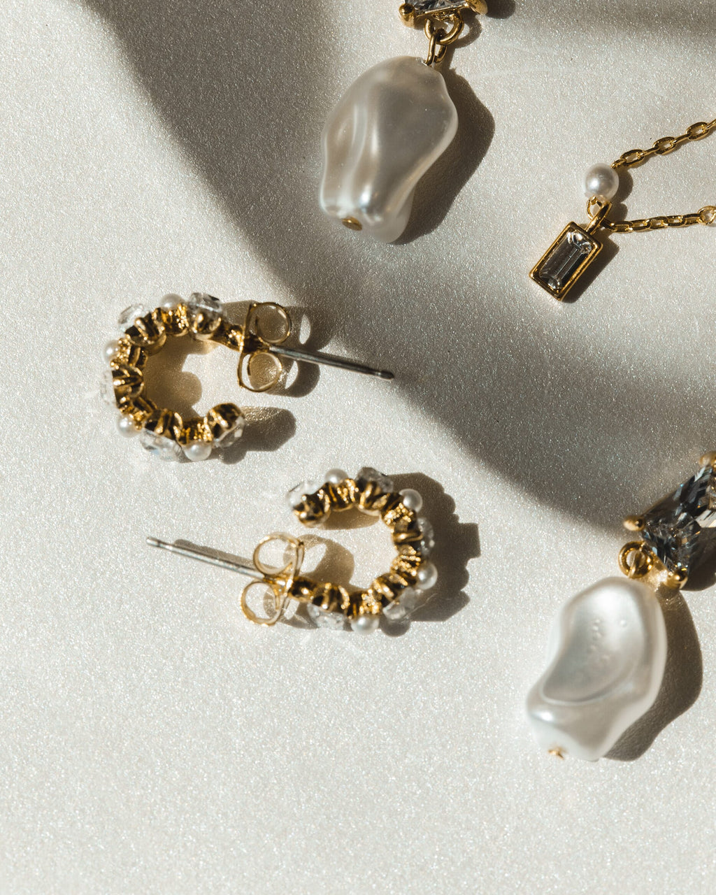 Orelia Øreringer Baguette & Pearl Mini Hoop Earrings - Gold/ Crystal