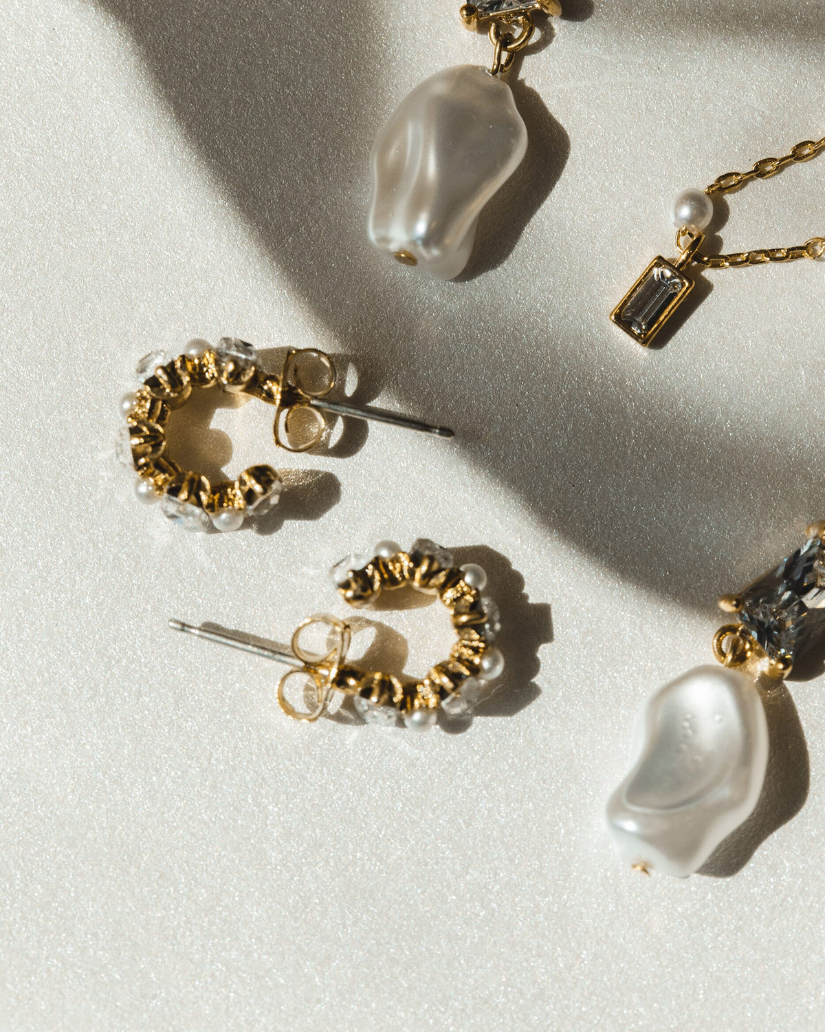 Orelia Øreringer Baguette & Pearl Mini Hoop Earrings - Gold/ Crystal