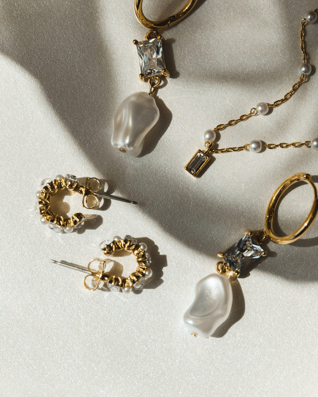 Orelia Øreringer Baguette & Pearl Mini Hoop Earrings - Gold/ Crystal