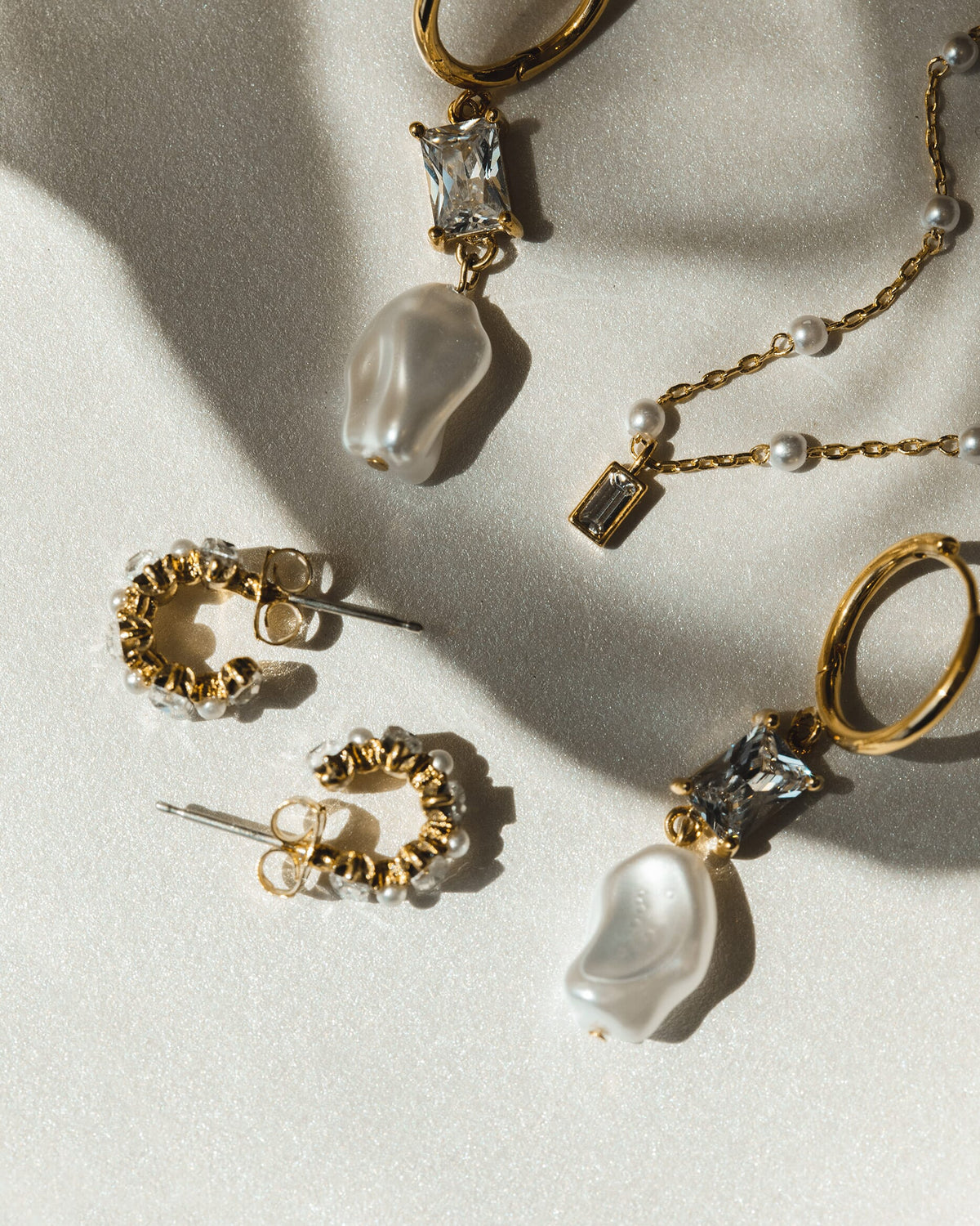 Orelia Øreringer Baguette & Pearl Mini Hoop Earrings - Gold/ Crystal