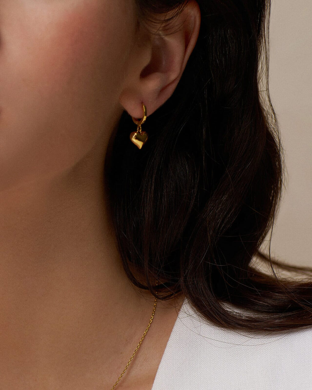 ORELIA Øreringer Domed Heart Charm Huggie Hoops - Gold