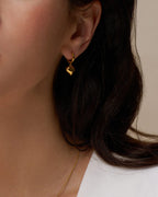 ORELIA Øreringer Domed Heart Charm Huggie Hoops - Gold