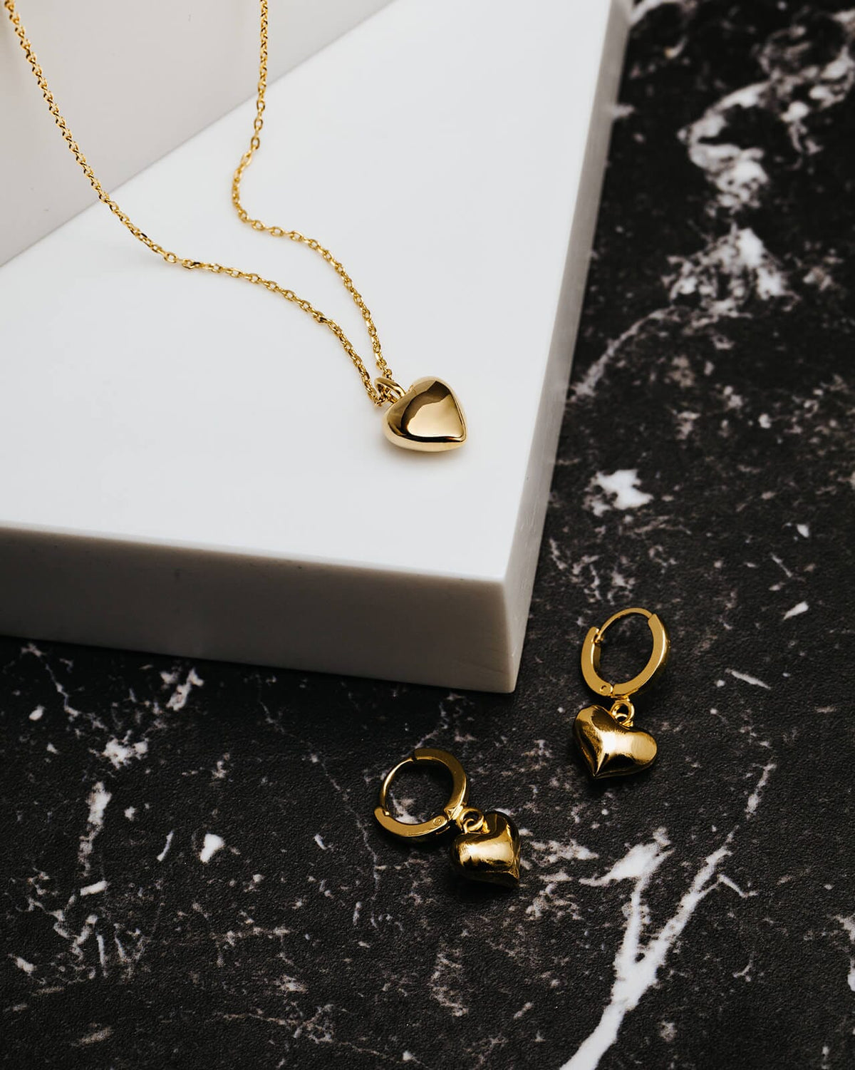 ORELIA Øreringer Domed Heart Charm Huggie Hoops - Gold
