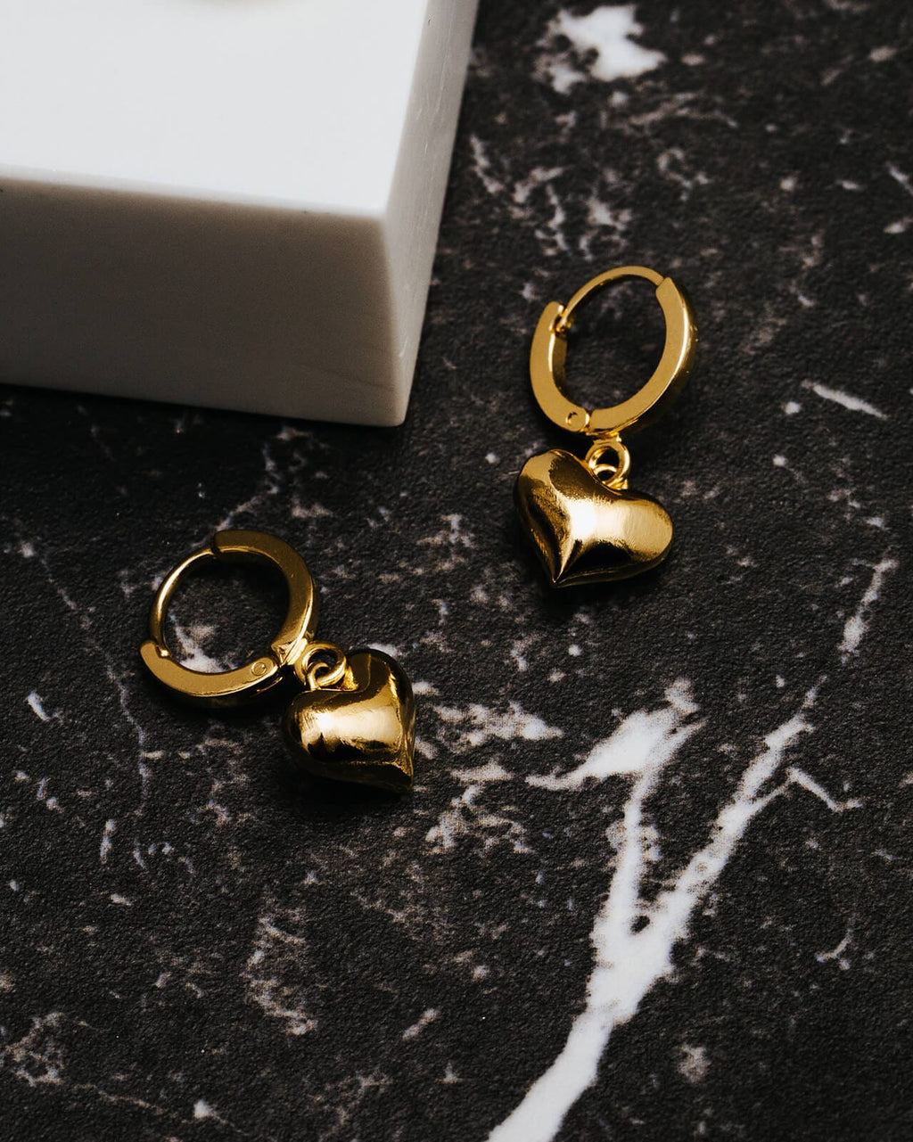 ORELIA Øreringer Domed Heart Charm Huggie Hoops - Gold