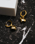 ORELIA Øreringer Domed Heart Charm Huggie Hoops - Gold