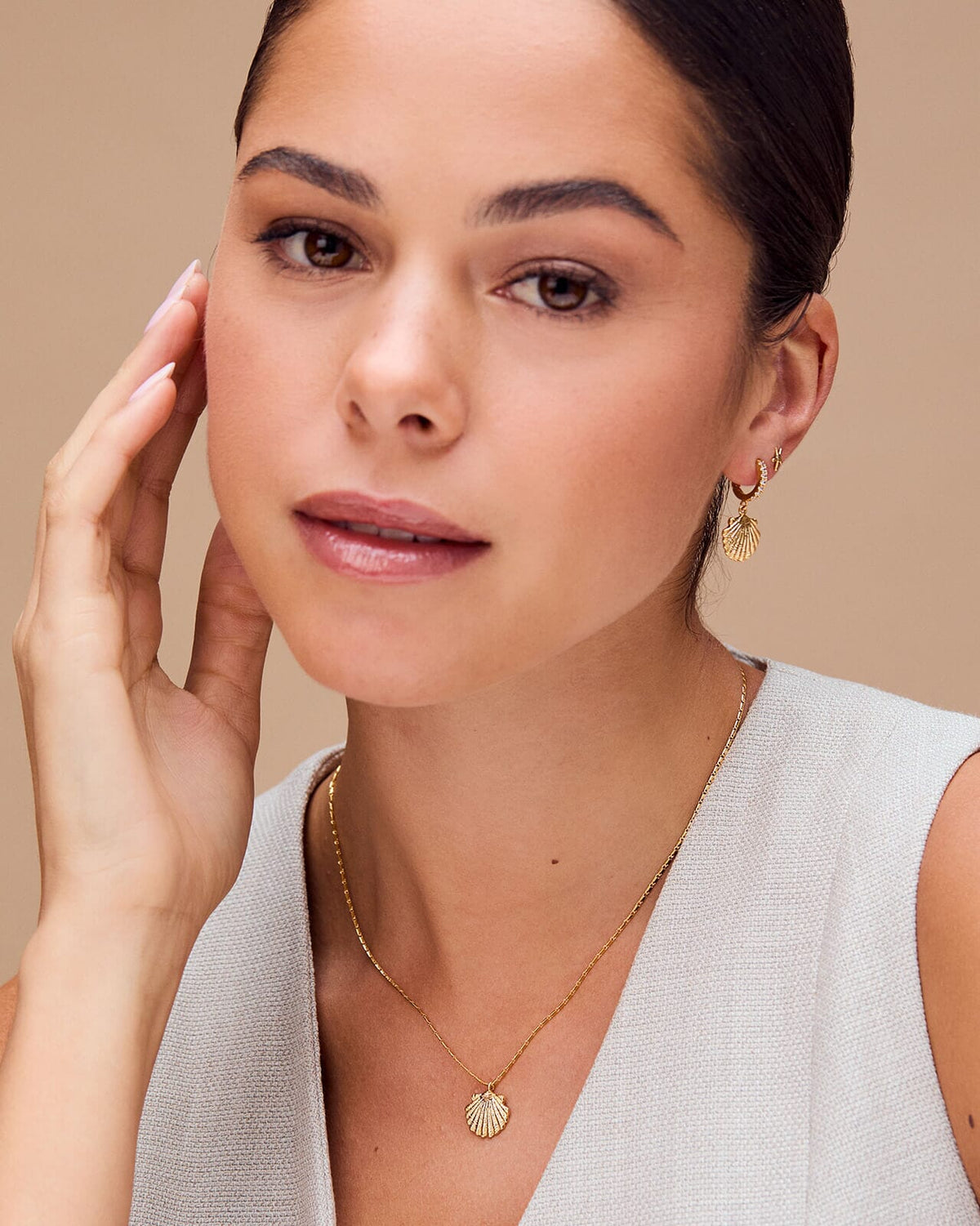 ORELIA Øreringer Shell Pavè Huggie Hoops - Gold