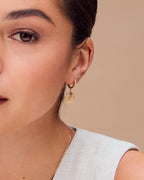 ORELIA Øreringer Shell Pavè Huggie Hoops - Gold