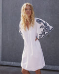 PART TWO Kjole Breanna - Whisper White/ Blue emb