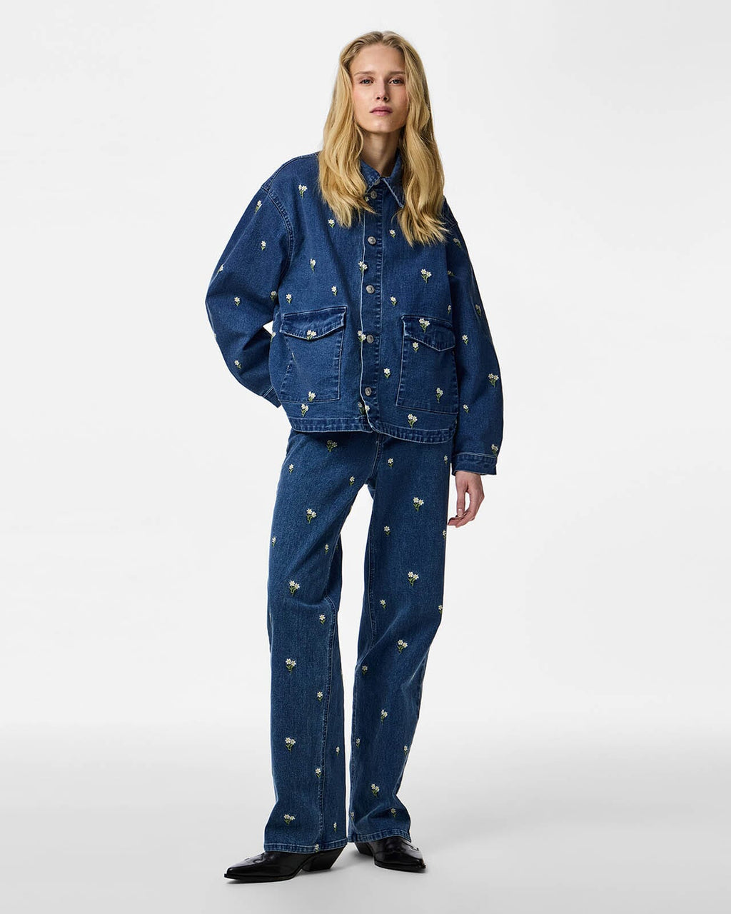 PIECES Denimjakke Flora LS Denim - Medium Blue Denim/ White Flower Emb