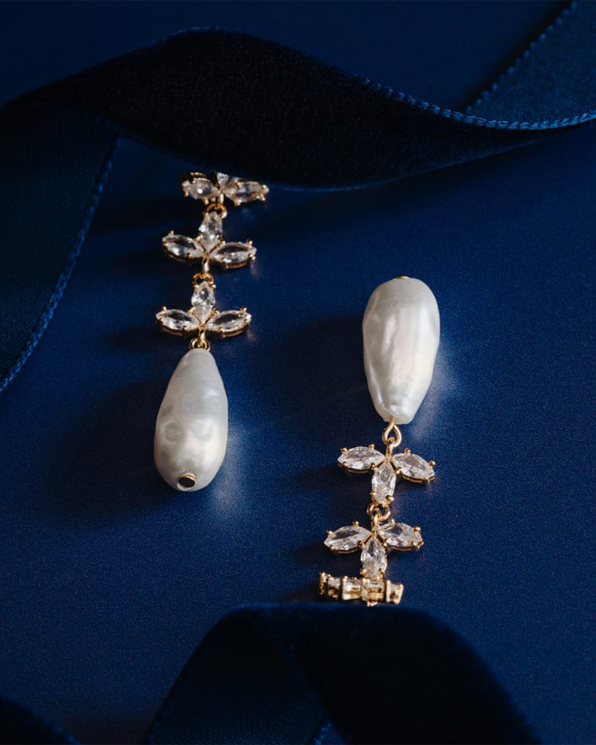 ORELIA Øredobber Crystal Navette & Pearl Drop - Pale Gold