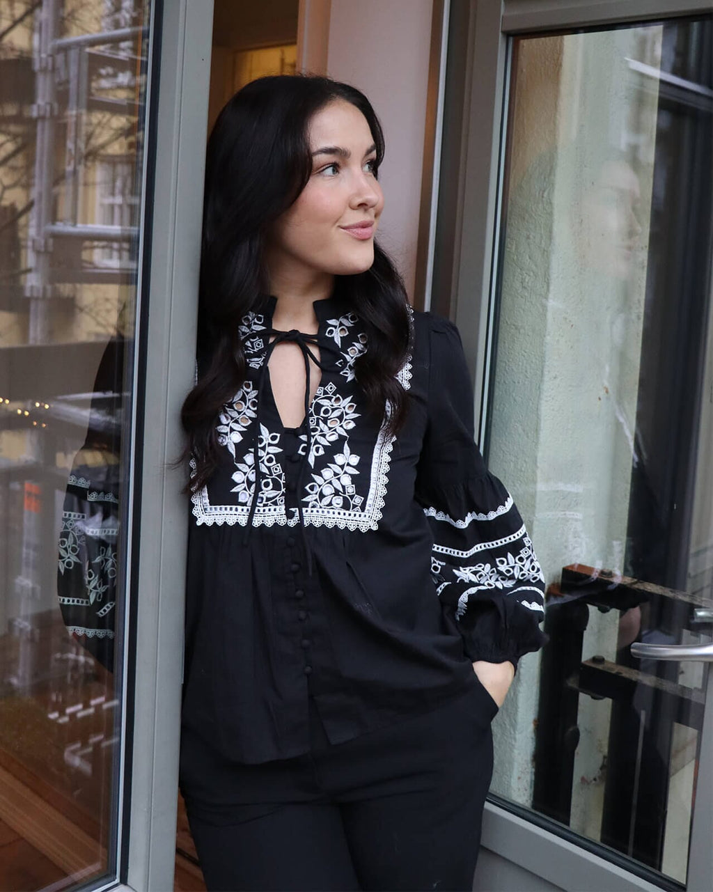 VERO MODA Bluse Emola LS - Black/ Cloud Dancer Emb.