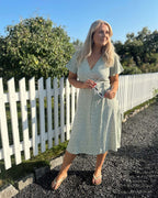 VILA Omslagskjole Lovie S/S Wrap Midi - Desert Sage/ Flower