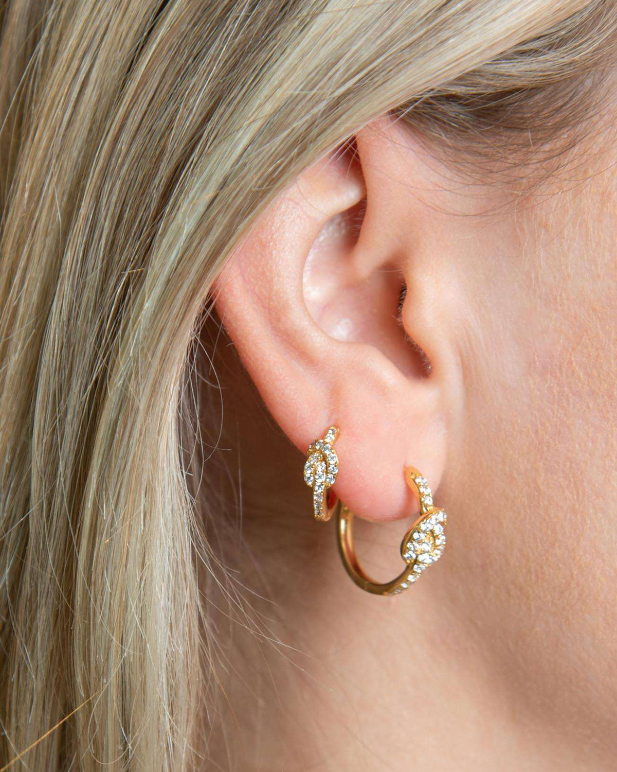 EMILIA By Bon Dep Øreringer Larg Knot - Gold/ White